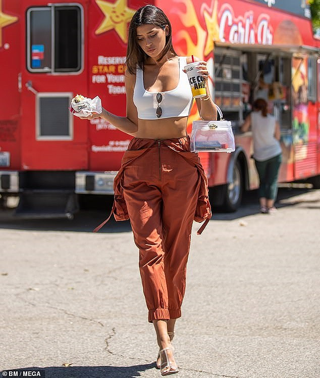 Người đẹp đến từ Canada mặc áo crop top khoe vòng 2 "con kiến" không ngấn mỡ, đẹp nổi bật trên đường phố.