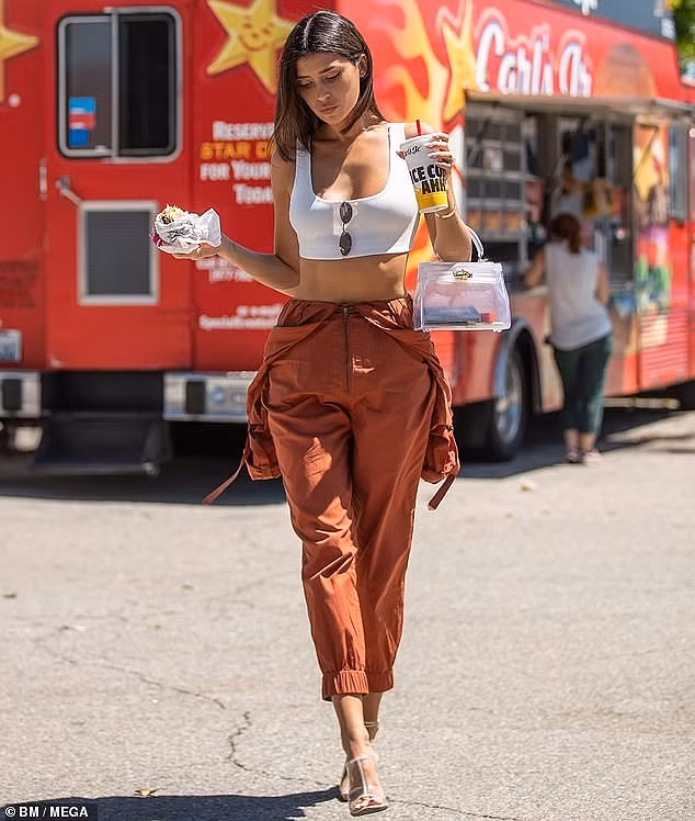 Người đẹp đến từ Canada mặc áo crop top khoe vòng 2 "con kiến" không ngấn mỡ, đẹp nổi bật trên đường phố.