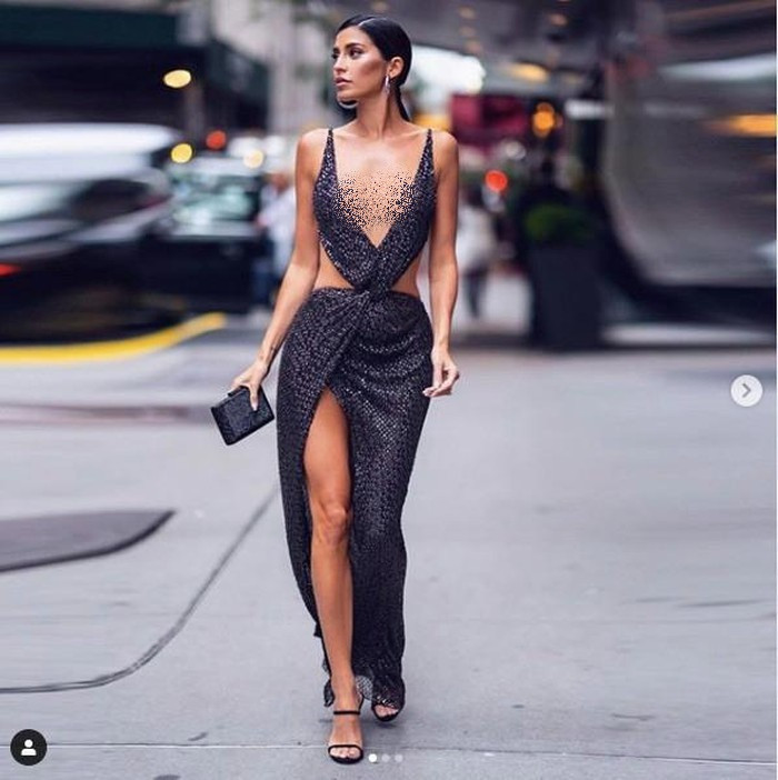 Trước đó, Nicole Williams rất nhiều lần khiến người hâm mộ sốc vì cách ăn mặc hở bạo. Chiếc đầm cut-out nóng bỏng khiến cô trở thành tâm điểm của sự kiện trao giải thời trang Daily Front Row trong khuôn khổ NYFW.