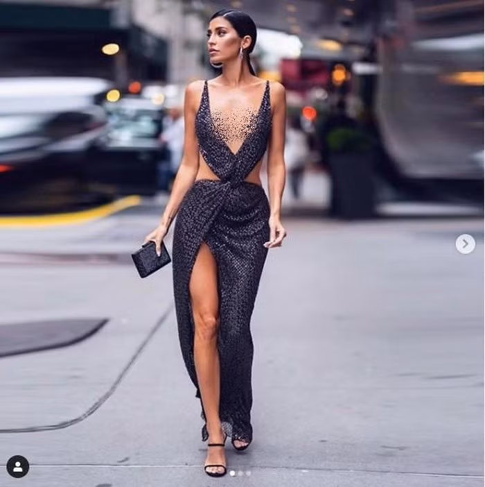 Trước đó, Nicole Williams rất nhiều lần khiến người hâm mộ sốc vì cách ăn mặc hở bạo. Chiếc đầm cut-out nóng bỏng khiến cô trở thành tâm điểm của sự kiện trao giải thời trang Daily Front Row trong khuôn khổ NYFW.