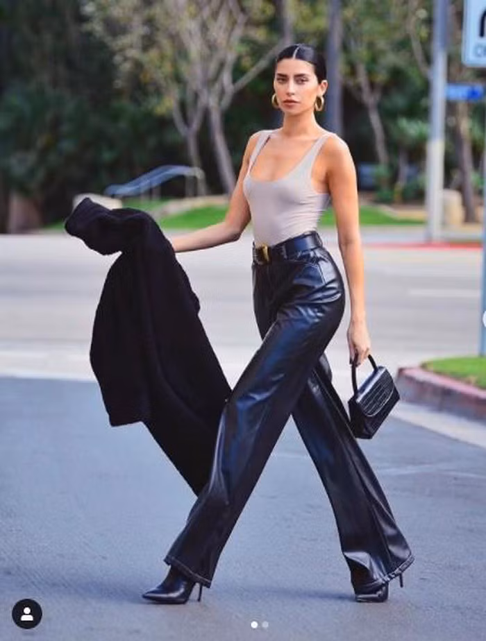 Gần đây, Nicole Williams gây sốc khi "thả rông" vòng 1 với áo 3 lỗ mỏng tang vô cùng sexy và nóng bỏng trên phố.