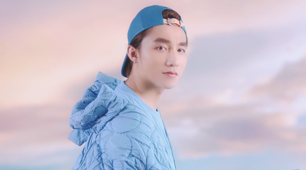 Chiếc áo khoác màu xanh của Louis Vuitton được nam ca sĩ phối cùng mũ lưỡi trai đồng màu.