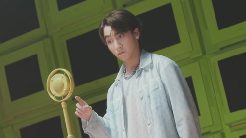 Một set đồ khác đến từ thương hiệu Louis Vuitton khác được Sơn Tùng M-TP diện trong MV "Có chắc yêu là đây".