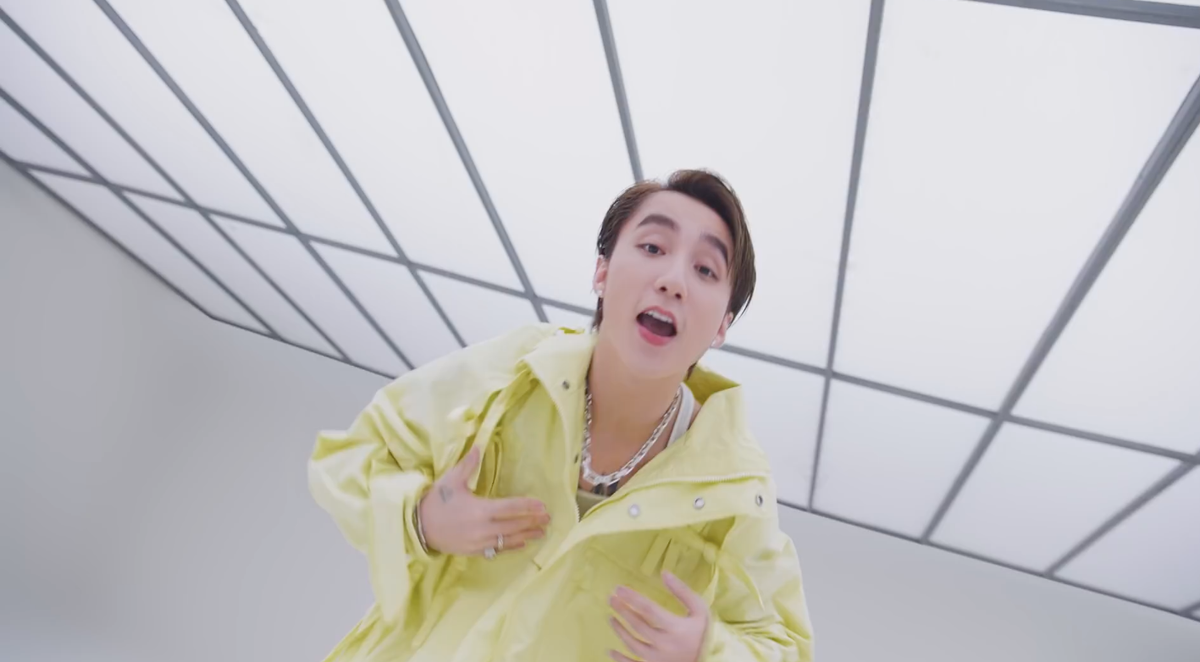 Trong phân cảnh gần cuối MV, Sơn Tùng M-TP diện nguyên cây đồ màu vàng từ nhà mốt Louis Vuitton.