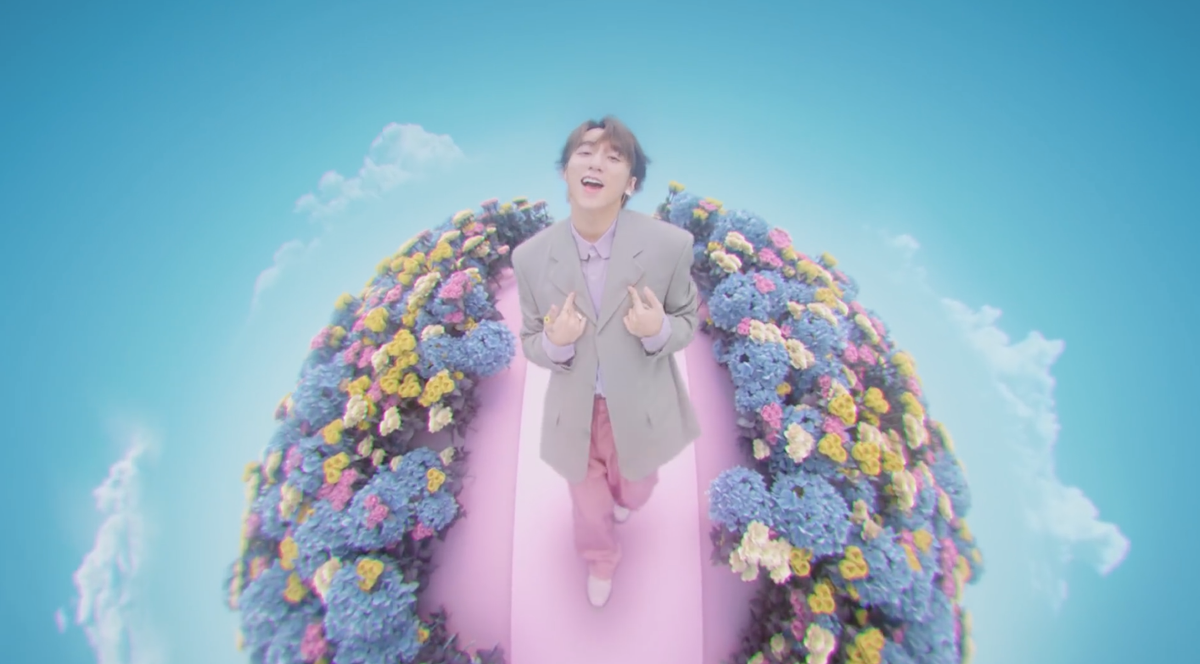 Áo vest màu xám được nam ca sĩ phối cùng áo sơ mi 3D màu tím và chiếc quần hồng cực chất. Ảnh: cắt từ MV. Mời độc giả theo dõi video "Minh Hằng chia sẻ về phong cách thời trang". Nguồn: VTC.