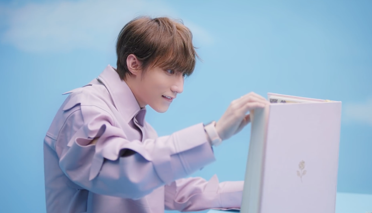 Bộ trang phục gam màu tím của Sơn Tùng đến từ nhà mốt lừng danh Louis Vuitton được làm hoàn toàn từ da dê.