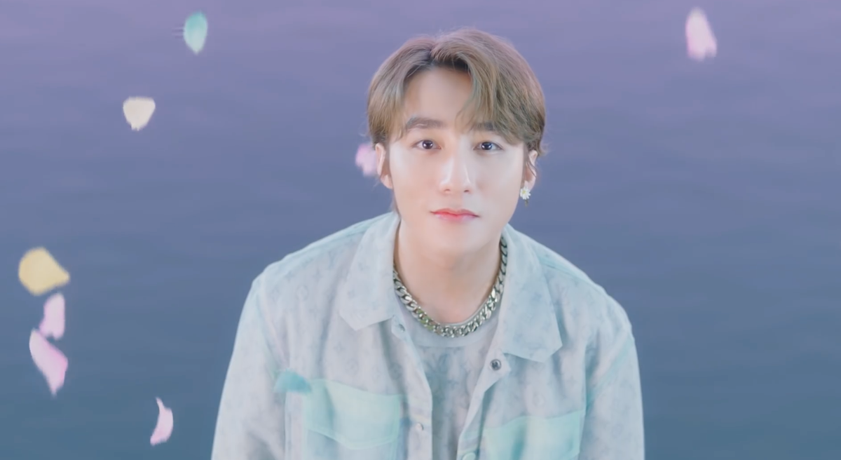 Không chỉ đầu tư về mảng âm nhạc, chủ nhân MV "Có chắc yêu là đây" còn rất chịu chi về trang phục. Trong MV, nam ca sĩ thay khoảng 7 bộ quần áo hàng hiệu đắt đỏ khiến fan không khỏi trầm trồ.