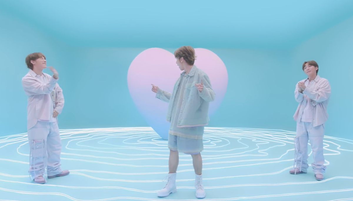 Chiếc quần dài với thiết kế lạ mắt ở phần túi chất liệu denim đến từ nhà mốt Louis Vuitton.