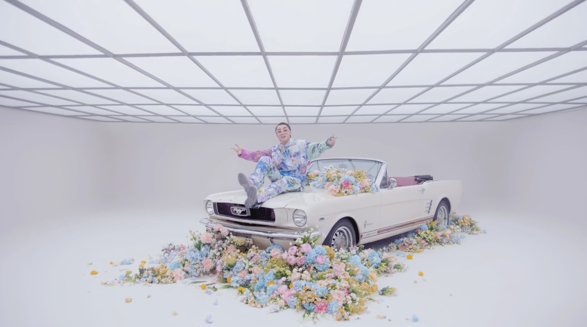 Set đồ rực rỡ trong phân cảnh ngồi trên xe cực ngầu của Sơn Tùng M-TP tiếp tục là những item của Louis Vuitton. Trong set đồ này, Sơn Tùng M-TP sử dụng một thiết kế giày cao cổ khác của Louis Vuitton màu hồng.