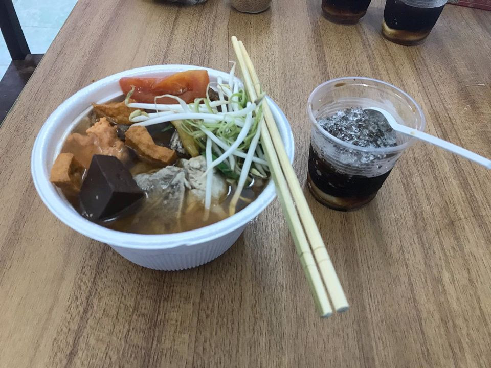 Bữa sáng ăn hủ tiếu, bún riêu, bún bò...có thêm cà phê đá sang chảnh chẳng kém nhà hàng.