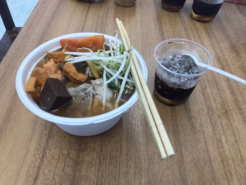 Bữa sáng ăn hủ tiếu, bún riêu, bún bò...có thêm cà phê đá sang chảnh chẳng kém nhà hàng.