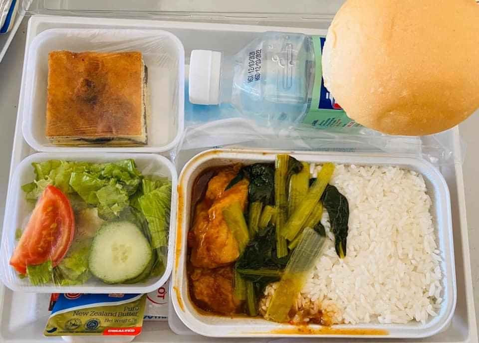 Khi người cách ly chia sẻ những suất cơm hấp dẫn này lên mạng, nhiều người dành lời khen ngợi.