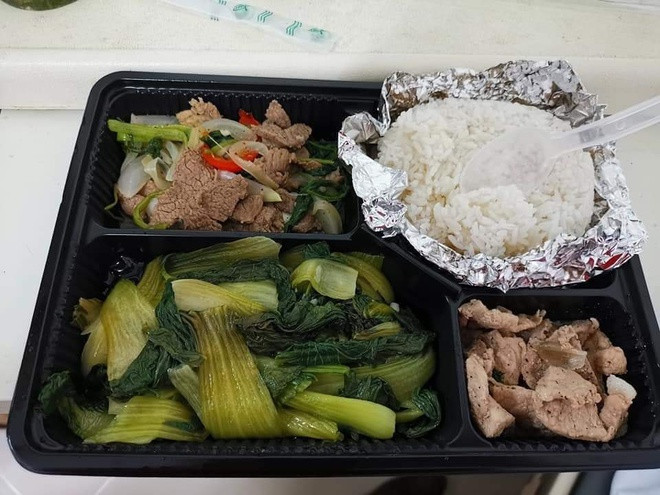 Những người dân cách ly tại Bệnh viện Bệnh nhiệt đới Đông Anh, hà Nội vui vẻ khi khoe bữa cơm ngon với đầy đủ cơm, rau, thịt.