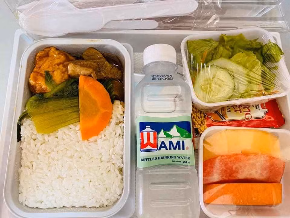 Những bữa ăn đầy đủ dinh dưỡng và ngon miệng ở khu cách ly tập trung Pháp Vân - Tứ Hiệp (Hoàng Mai, Hà Nội).