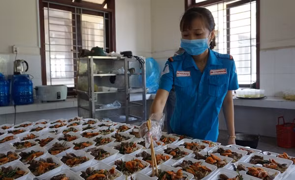 Công tác chuẩn bị bữa ăn cho công dân cách ly tại Trường Quân sự tỉnh Thừa Thiên Huế (đóng tại xã Thủy Bằng, thị xã Hương Thủy).