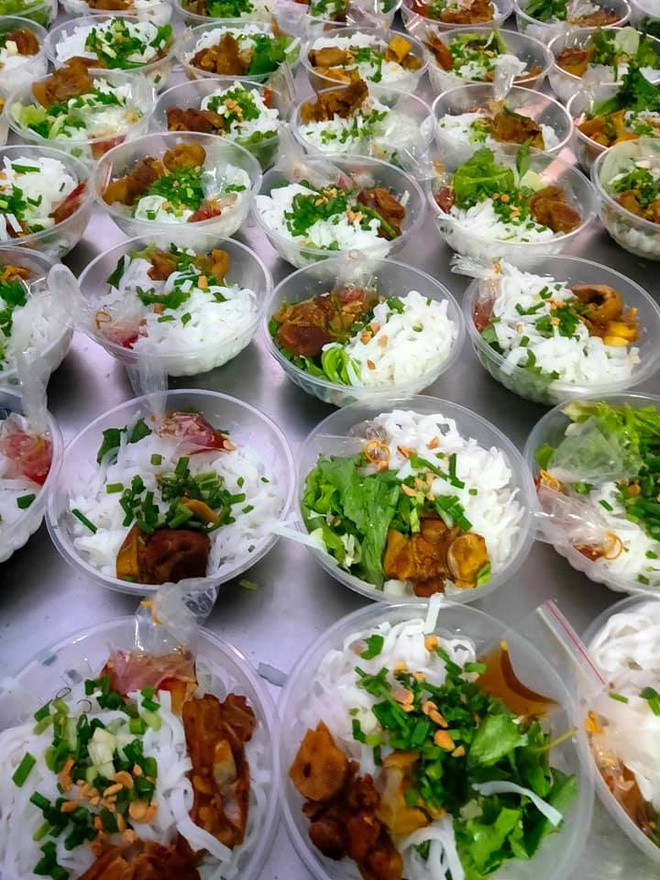 Bữa sáng tại khu cách ly thuộc trung đoàn 812, tỉnh Bình Thuận khiến người xem phát thèm.