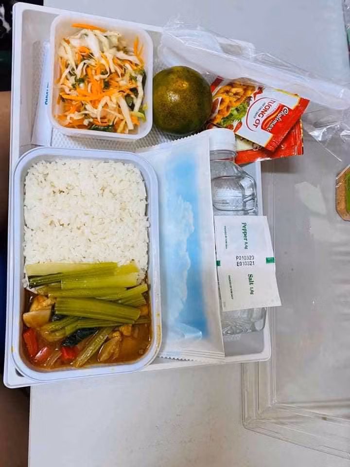 Dân mạng dành nhiều lời khen ngợi cho những suất cơm ngon mắt và sự chu đáo của những người phục vụ ở khu cách ly Pháp Vân - Tứ Hiệp.