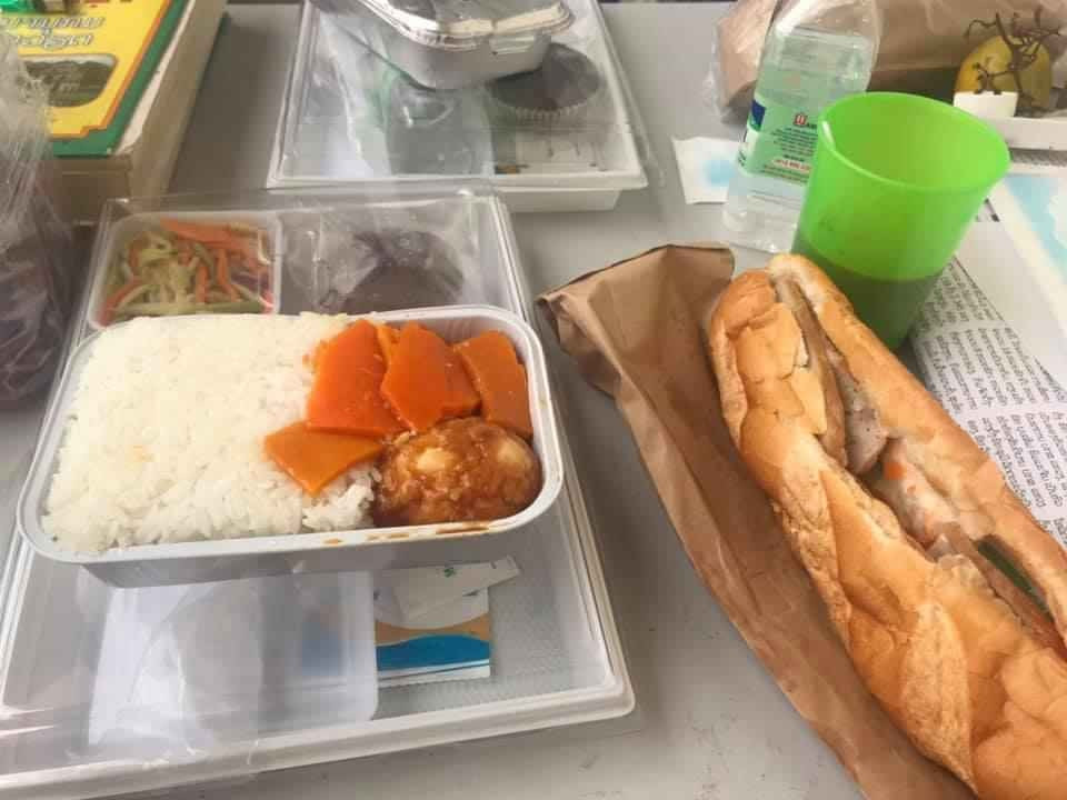 Khu cách ly tập trung Pháp Vân - Tứ Hiệp hàng ngày ngoài cung cấp những suất cơm còn trang bị bàn chải, sữa tắm, dầu gội, khăn mặt…đầy đủ cho người cách ly.