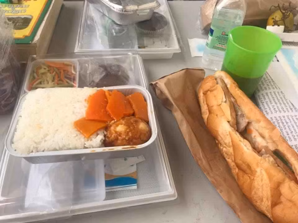 Khu cách ly tập trung Pháp Vân - Tứ Hiệp hàng ngày ngoài cung cấp những suất cơm còn trang bị bàn chải, sữa tắm, dầu gội, khăn mặt…đầy đủ cho người cách ly.