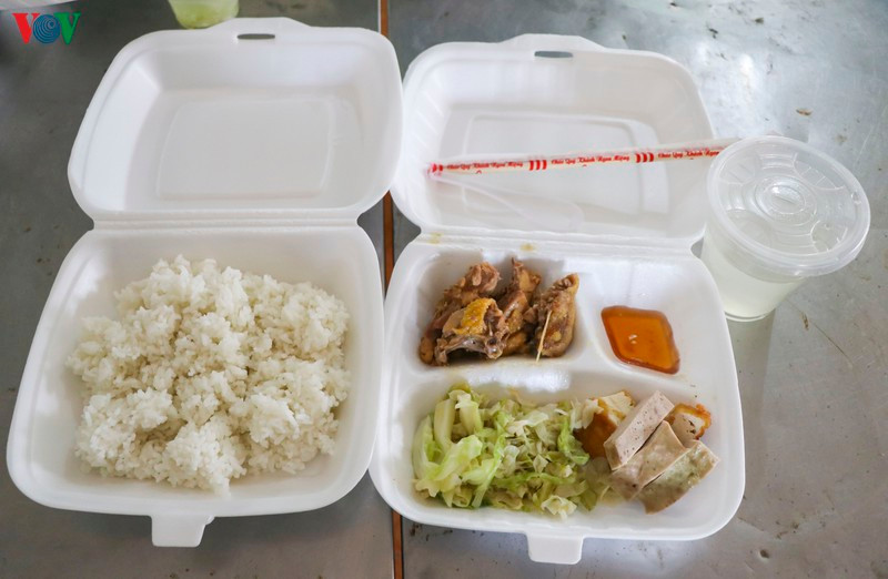 Khu cách ly tập trung tại Trường Quân sự tỉnh Điện Biên đang thực hiện chế độ ăn 57.000 đồng/người/ngày đối với tất cả các trường hợp cách ly. Mỗi ngày, thực đơn sẽ được thay đổi để đảm bảo sức khoẻ của người dân trong quá trình được cách ly y tế tập trung. Ảnh: VOV.