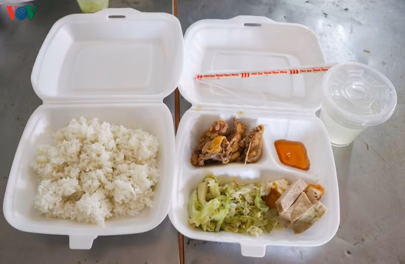 Khu cách ly tập trung tại Trường Quân sự tỉnh Điện Biên đang thực hiện chế độ ăn 57.000 đồng/người/ngày đối với tất cả các trường hợp cách ly. Mỗi ngày, thực đơn sẽ được thay đổi để đảm bảo sức khoẻ của người dân trong quá trình được cách ly y tế tập trung. Ảnh: VOV.