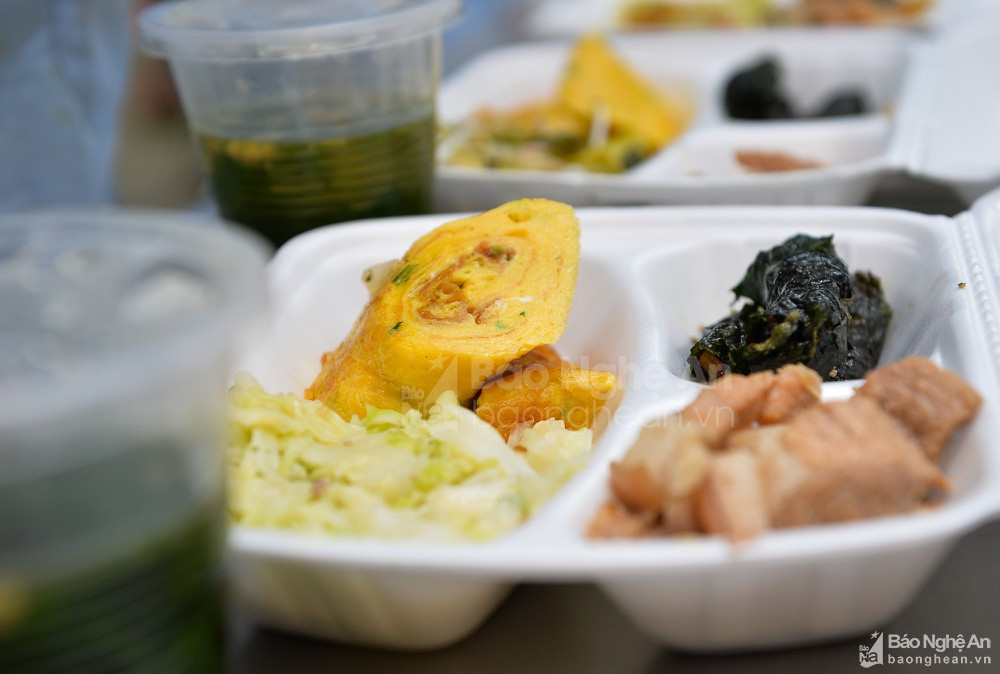 Bữa ăn chiều phục vụ các công dân đang cách ly phòng chống Covid-19 ở Nghệ An. Thức ăn gồm có 5 món: 3 món mặn, 1 món rau xào và 1 phần canh.