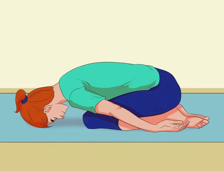 Tư thế đứa trẻ: Quỳ trên sàn với mũi bàn chân úp xuống. Cúi người xuống phía trước, trán chạm xuống thảm, hai tay đưa ra phía sau, lòng bàn tay hướng lên trên. Giữ tư thế tối đa 5 phút.