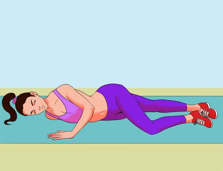 Nằm căng ngực kéo giãn: Động tác này giúp tăng cường cơ ngực, nâng size cho vòng một. Nằm sấp, hai tay mở rộng sang hai bên. Dùng lực tay trái nâng cao người lên khỏi mặt thảm, cong đầu gối trái, lăn người sang bên phải. Giữ tư thế trong khoảng 2 phút rồi đổi bên. Lặp lại động tác 5 lần.