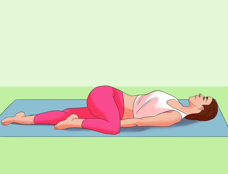 Vặn người: Nằm ngửa, co gối phải lên sát ngực, chân trái duỗi thẳng. Đưa chân phải vắt qua bên trái, nghiêng người, đầu gối phải chạm sàn. Giữ vai thẳng, mắt nhìn sang phải. Giữ tư thế 2 phút rồi đổi bên. Lặp lại động tác 10 lần.