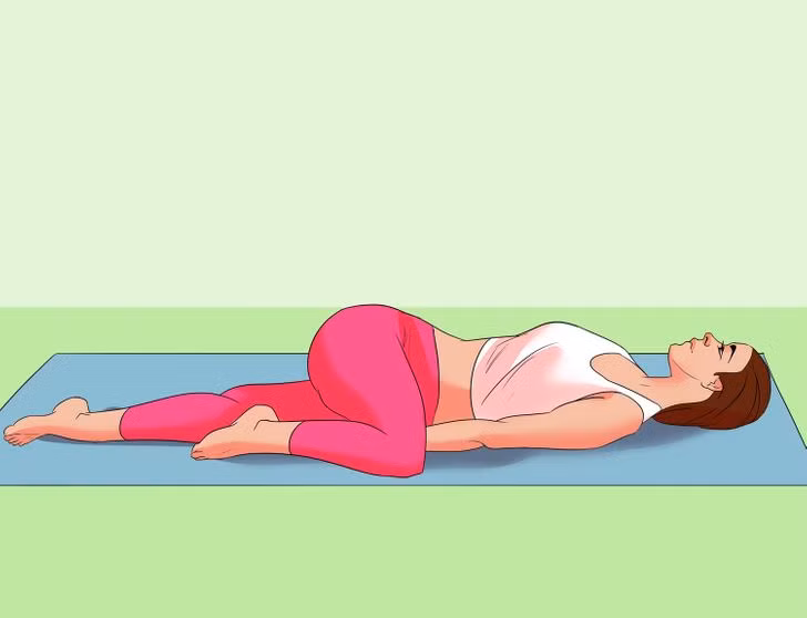 Vặn người: Nằm ngửa, co gối phải lên sát ngực, chân trái duỗi thẳng. Đưa chân phải vắt qua bên trái, nghiêng người, đầu gối phải chạm sàn. Giữ vai thẳng, mắt nhìn sang phải. Giữ tư thế 2 phút rồi đổi bên. Lặp lại động tác 10 lần.