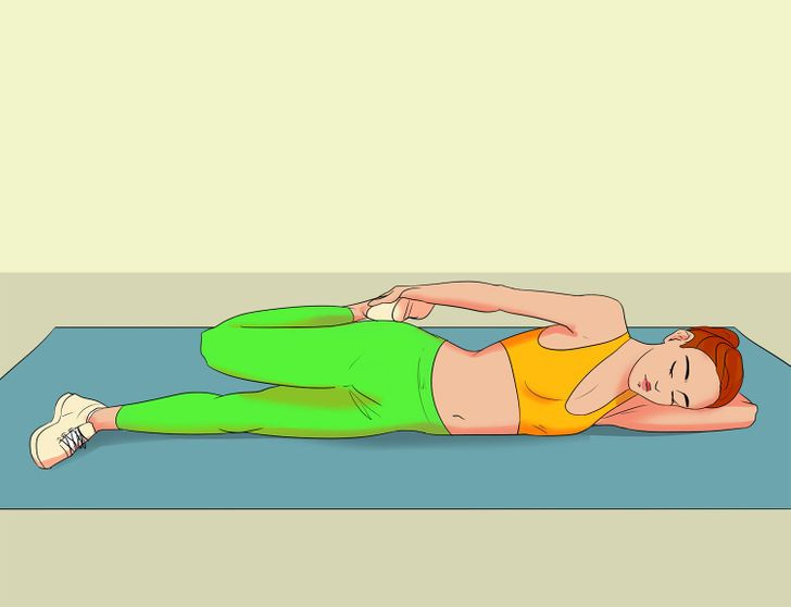 Nằm dài kéo giãn: Động tác giúp đốt cháy calo và làm săn chắc bắp đùi. Nằm nghiêng người sang một bên, chân duỗi thẳng, hai tay đưa cao qua đầu. Gập chân trên về phía sau, tay cùng bên kéo sát gót chân chạm mông. Giữ tư thế trong 2 phút rồi đổi bên. Lặp lại động tác 5 lần.