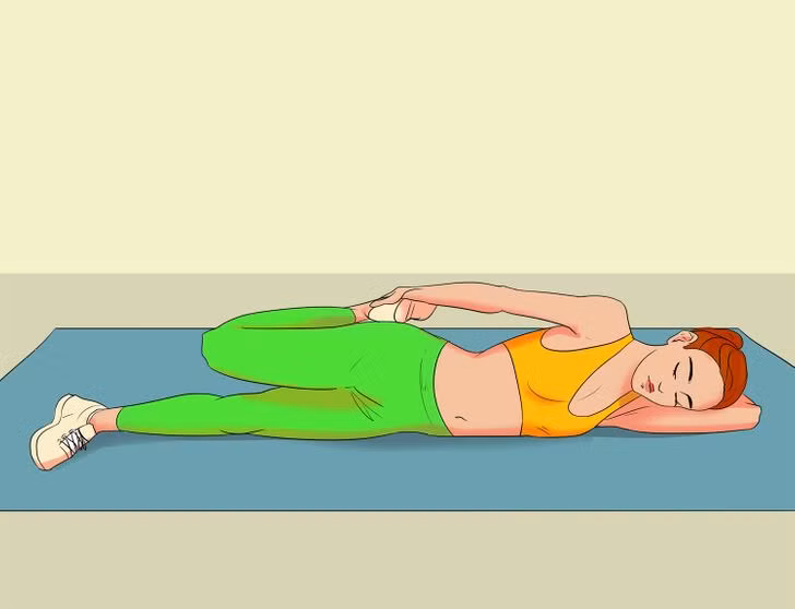 Nằm dài kéo giãn: Động tác giúp đốt cháy calo và làm săn chắc bắp đùi. Nằm nghiêng người sang một bên, chân duỗi thẳng, hai tay đưa cao qua đầu. Gập chân trên về phía sau, tay cùng bên kéo sát gót chân chạm mông. Giữ tư thế trong 2 phút rồi đổi bên. Lặp lại động tác 5 lần.