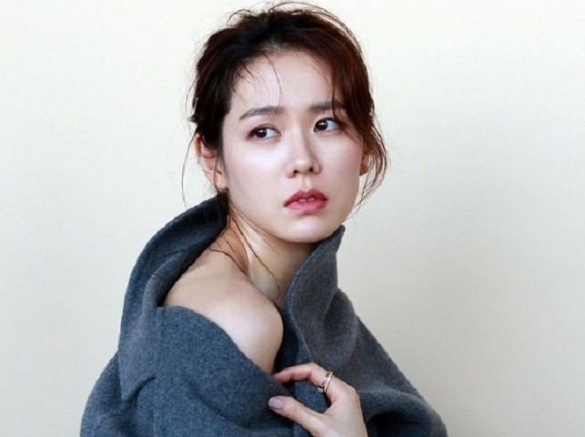 Ngoài ra, Ye Jin còn duy trì thói quen uống từ 2 - 3 lít nước mỗi ngày nhằm duy trì độ ẩm cho cơ thể. Bên cạnh đó, cô luôn cố gắng cân bằng giữa công việc và nghỉ ngơi, đảm bảo cơ thể được ngủ đủ giấc, đồng thời bổ sung trái cây tươi cùng các loại vitamin, giúp ích cho làn da trong công cuộc ngăn ngừa lão hóa.