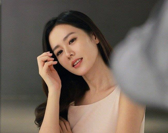 Khi di chuyển bằng máy bay nhiều giờ, Ye Jin thường mang theo xịt khoáng cùng mặt nạ giấy để đối phó với tình trạng da thiếu ẩm. Cô cũng thường xuyên dùng gel lô hội để làm dịu da sau khi làm việc nhiều giờ dưới trời nắng hoặc đi biển.