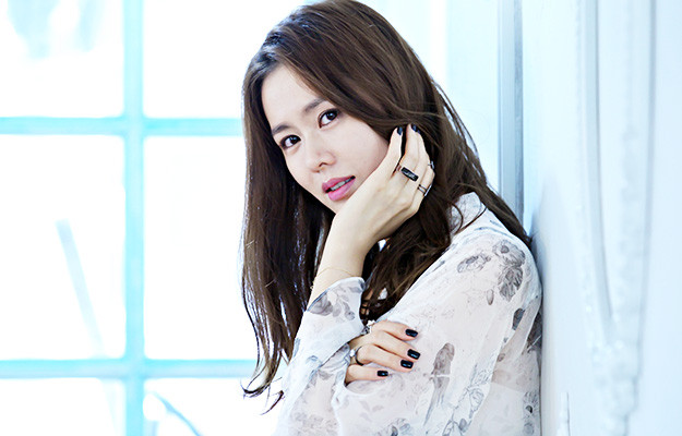 Nữ chính phim Hạ cánh nơi anh luôn che chắn da mỗi khi ra ngoài: "Tôi luôn thoa kem chống nắng mỗi khi ra đường. Ngoài ra, tôi thường thoa một lớp mỏng BB cream hoặc kem nền bởi chúng cũng có tác dụng bảo vệ làn da khỏi tác hại từ tia UV. Với tôi, điều đó tốt hơn là để mặt mộc hoàn toàn".