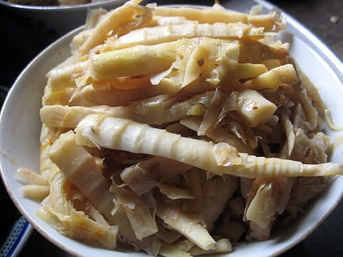 Với món luộc, ăn kèm phải là nước chấm được pha ngon. Người ta thường dùng gừng, tỏi, lá mùi tàu, hạt dổi giã nhỏ, pha cùng nước mắm, đường để làm dậy lên cái ngon đặc biệt của măng.