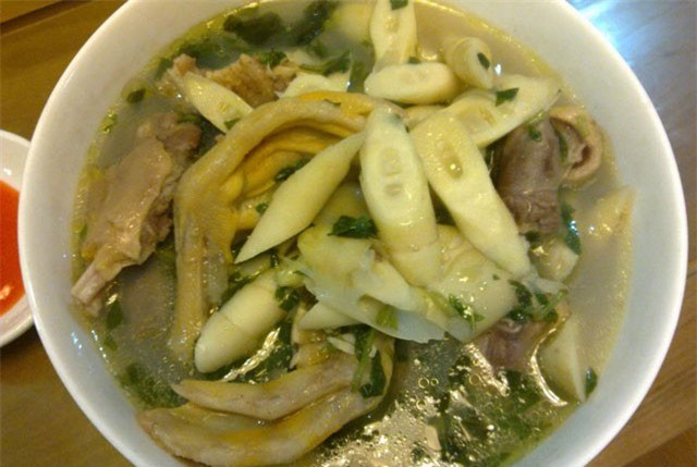 Đầu tiên là món măng sặt ninh sườn có vị ngon đậm đà, thơm và hấp dẫn. Chúng ta chỉ cần bóc măng sặt rồi đập dập, ninh với sườn lợn, cà chua và tỏi, thêm một chút hành, thì là. Như vậy, chúng ta đã có nồi canh măng cực hấp dẫn.