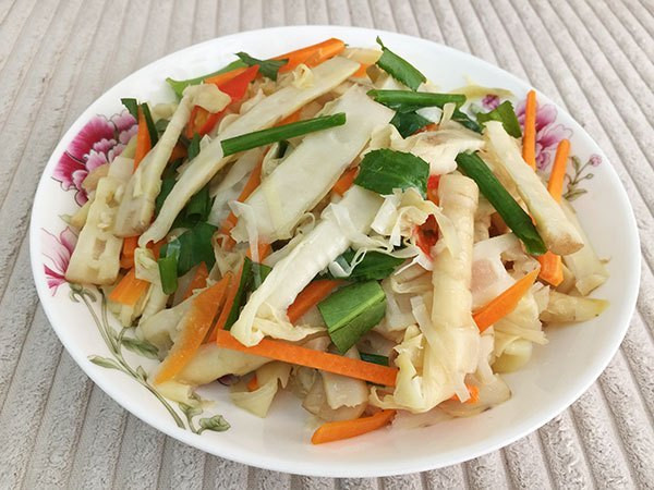 Tuy nhiên, theo người dân vùng cao có lẽ hấp dẫn nhất vẫn là măng nướng. Chỉ cần nướng măng trên than hồng, khi chín, bóc từng lớp vỏ bên ngoài, ăn sẽ rất ngọt và thơm mà vẫn giữ nguyên được vị của măng rừng.