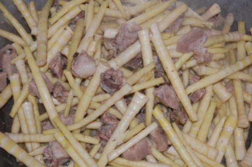 Để làm món măng xào, người ta bóc vỏ măng và thái vát mỏng sau đó đem xào với lòng gà, lòng vịt hoặc thịt bò. Xen với vài lát cà rốt và ớt tươi, mâm cơm đã có đĩa xào đẹp mắt và ngon miệng.