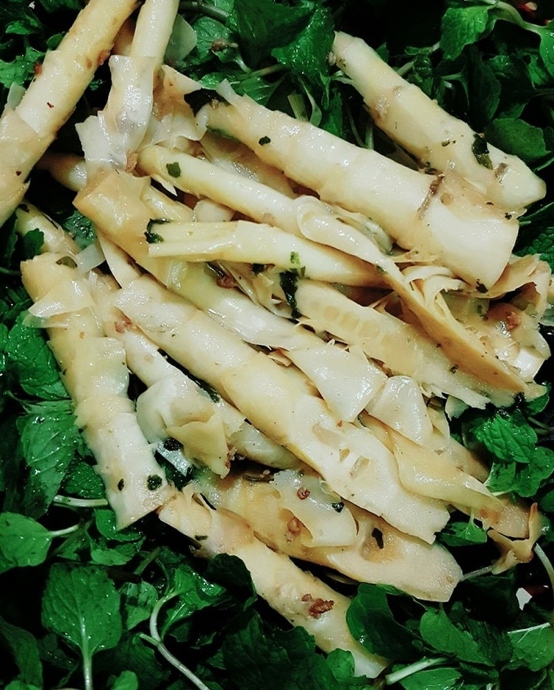 Măng sặt có vị ngọt và mềm, dễ để chế biến các món ăn, phù hợp với khẩu vị của nhiều người, măng sặt ăn ngon nhất khi ngọn măng mới nhú mập mạp, thân màu trắng còn tươi nguyên mùi đất rừng.