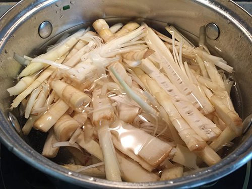 Ngoài ra, người ta còn hay làm món măng om vịt. Măng sặt luộc chín, đem rán vàng rồi om với thịt vịt và tỏi, ăn nóng với hạt tiêu, hành, mùi rất lạ miệng. Măng sặt chẻ nhỏ, ngâm với dấm ớt, ớt phải nhiều và cay, đóng lọ ăn dần cũng rất đưa cơm và ngon miệng.