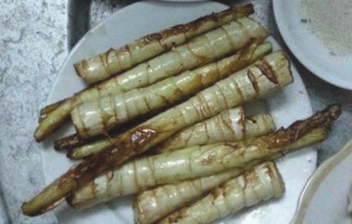 Đối với người dân vùng cao hấp dẫn nhất là món măng cho vào than hồng để nướng. Món măng sặt nướng trên bếp lửa ngọt thơm lạ kỳ, nướng đến đâu, bóc vỏ cháy sém, ăn nóng với mắm tôm ớt rất thú vị.