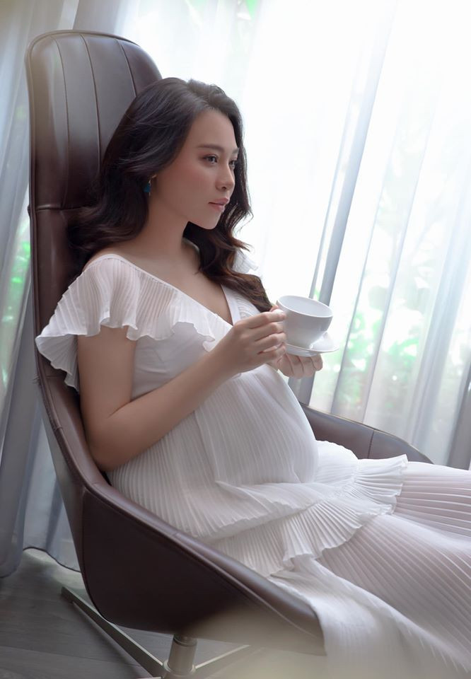 Ở những tháng cuối thai kỳ, vợ Cường Đô la khoe bụng bầu lớn trong chiếc váy xếp ly sành điệu, nữ tính.