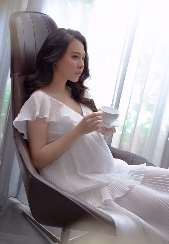 Ở những tháng cuối thai kỳ, vợ Cường Đô la khoe bụng bầu lớn trong chiếc váy xếp ly sành điệu, nữ tính.