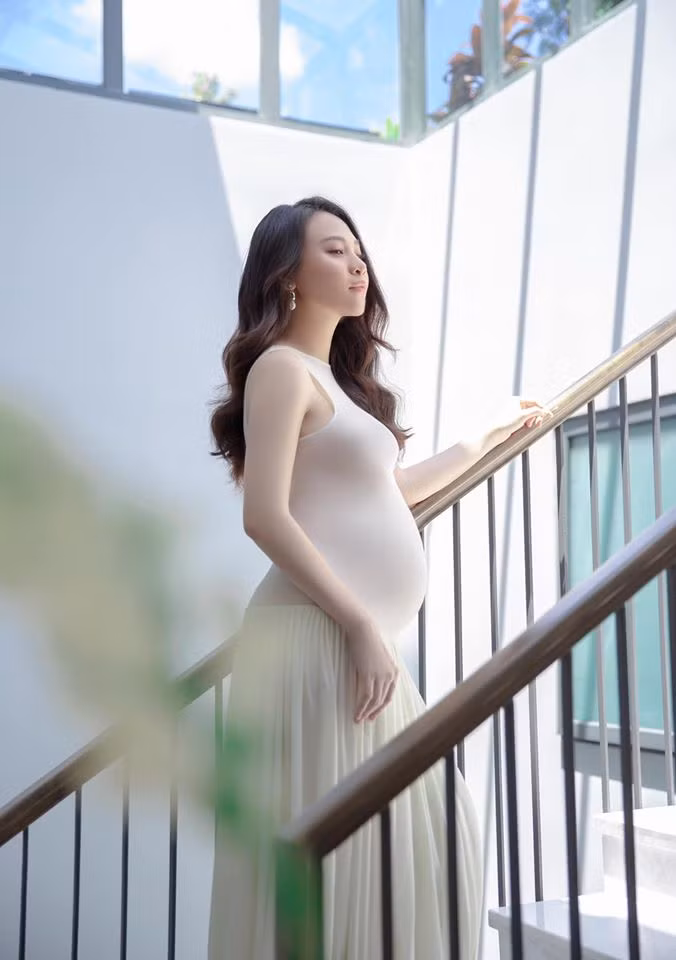 Trước đó, Đàm Thu Trang cũng từng khoe bụng bầu trong những chiếc váy bó sát, tối giản với gam màu trắng.