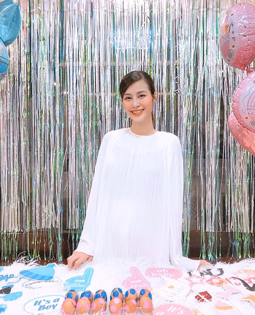 Dù đang ở tháng thứ 6 của thai kỳ nhưng nhan sắc và thần thái của nữ ca sĩ vẫn nhận được nhiều lời khen vì gương mặt thanh thoát, tay chân thon gọn.