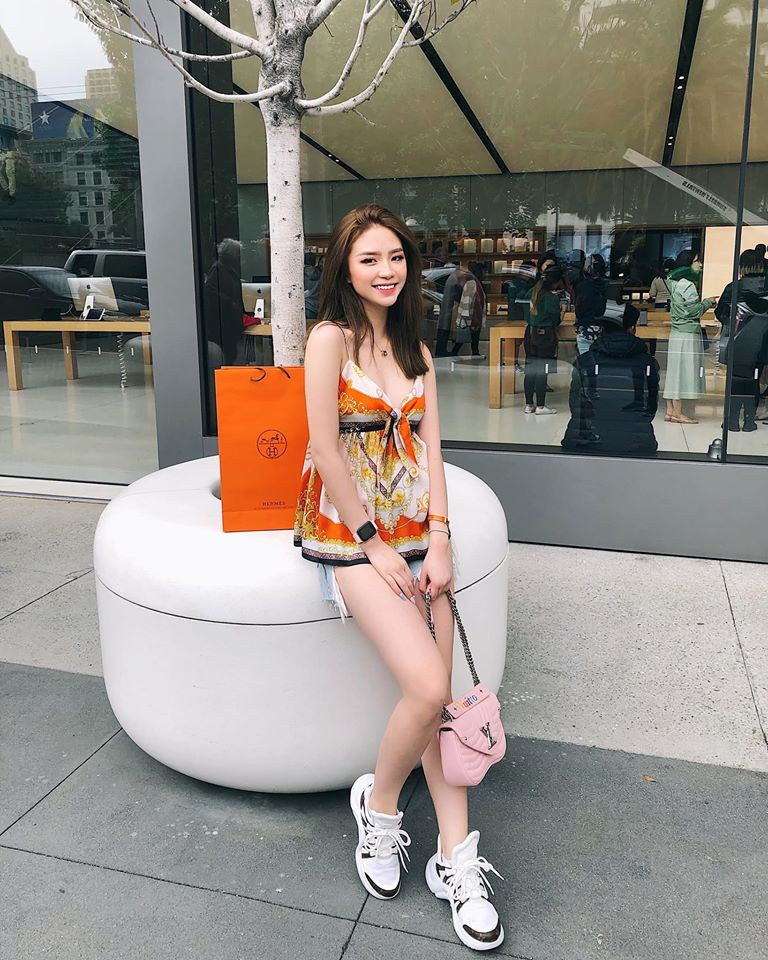 Mai Diz cũng chuộng mốt thời trang giấu quần táo bạo khi đi dạo phố.