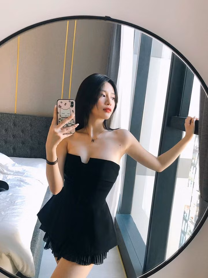 Từ ngày qua Mỹ, Mai Diz thay đổi hình tượng sang phong cách ăn mặc gợi cảm, nhưng vẫn giữ cách trang điểm chuẩn hot girl cô từng theo đuổi.