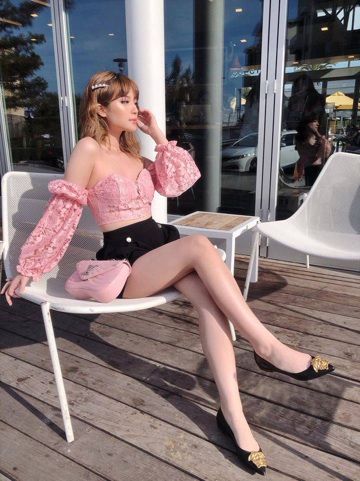 Phong cách sành điệu của nàng tiểu thư này khiến người hâm mộ yêu thích.