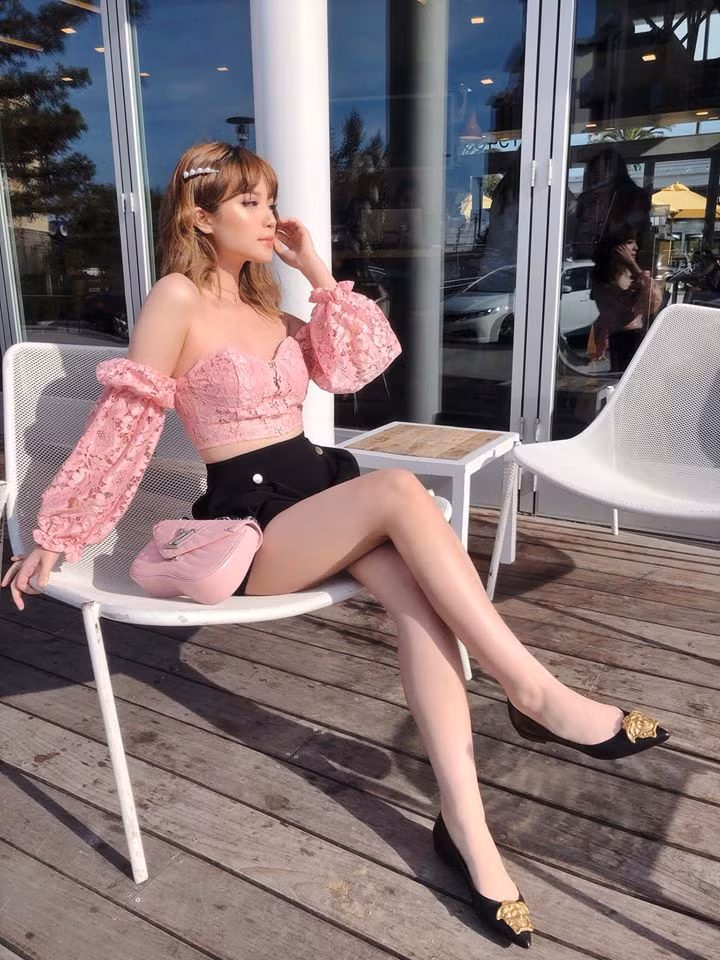 Phong cách sành điệu của nàng tiểu thư này khiến người hâm mộ yêu thích.